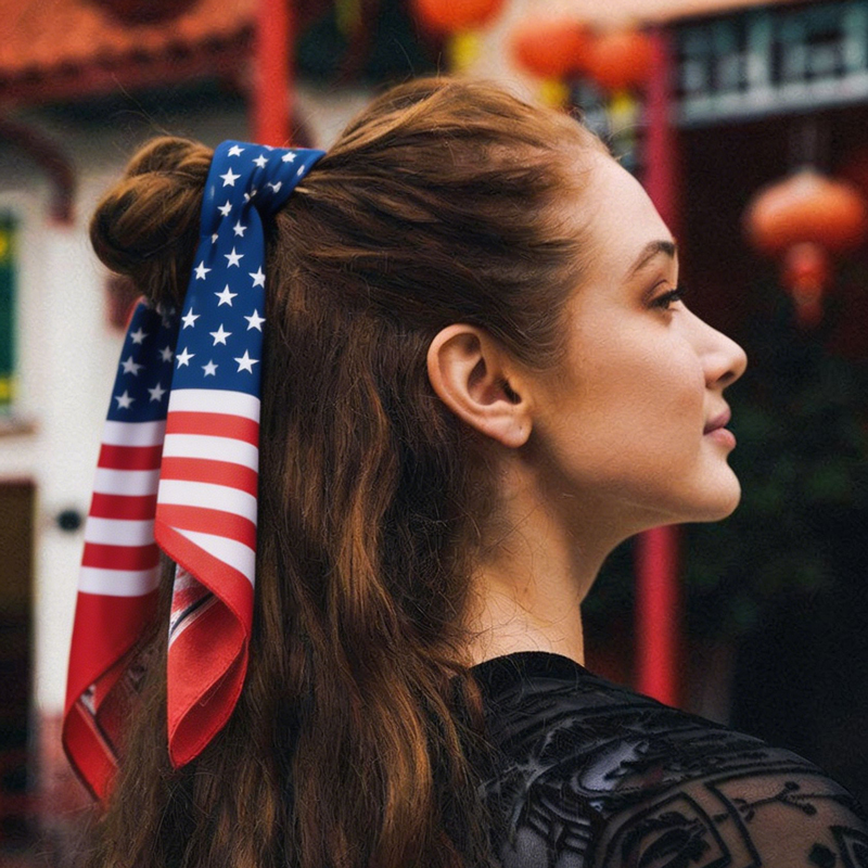 Women Bags Usa - 米国旗プリントサテンスキニースカーフアメリカ独立記念日ネッカチーフ多用途ヘアスカーフバッグハンドルラップホリデーデイリー用