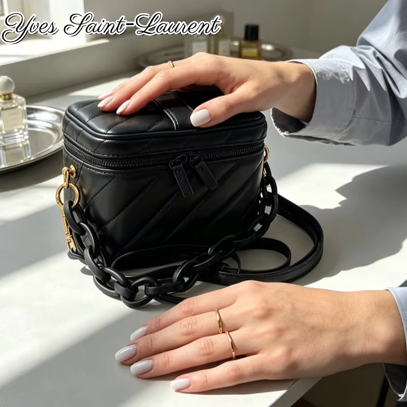 YSL ブラックシェブロンレザー スクエアメイクアップバッグ - Women'S Ysl Bags Crossbody のレビューと価格