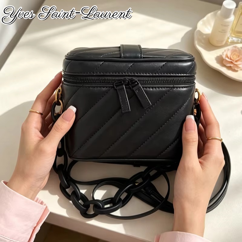 YSL ブラックシェブロンレザー スクエアメイクアップバッグ - Women'S Ysl Bags Crossbody のレビューと価格